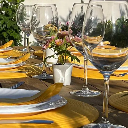 Hotell Yellow House 4*